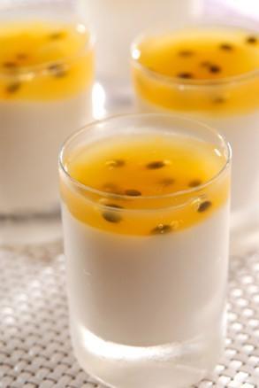 Manjar de coco com calda de maracujá especial