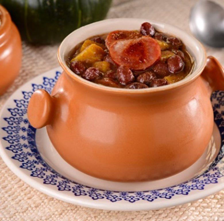 Feijão com linguiça e abóbora