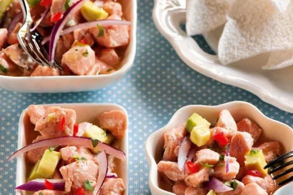 Ceviche de salmão com disquinhos de tapioca