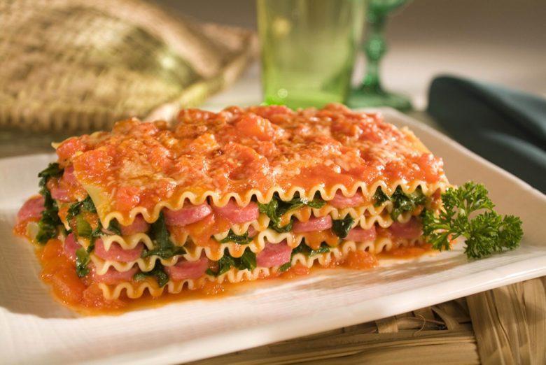 Lasanha de linguiça e tomate