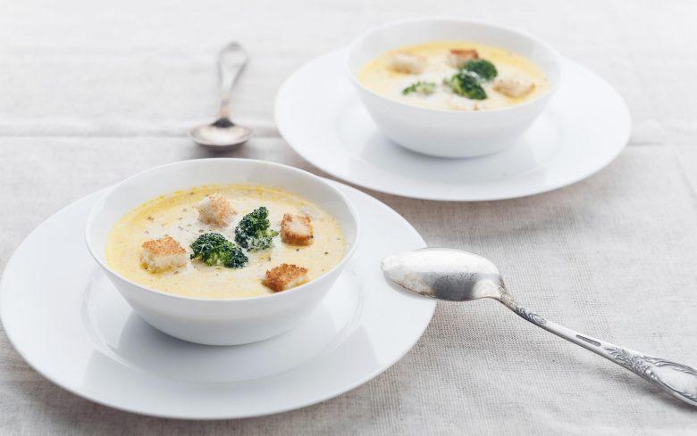 Sopa de creme de palmito com brócolis