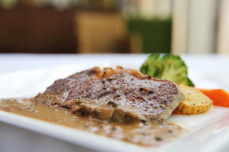 Bife ao molho cremoso