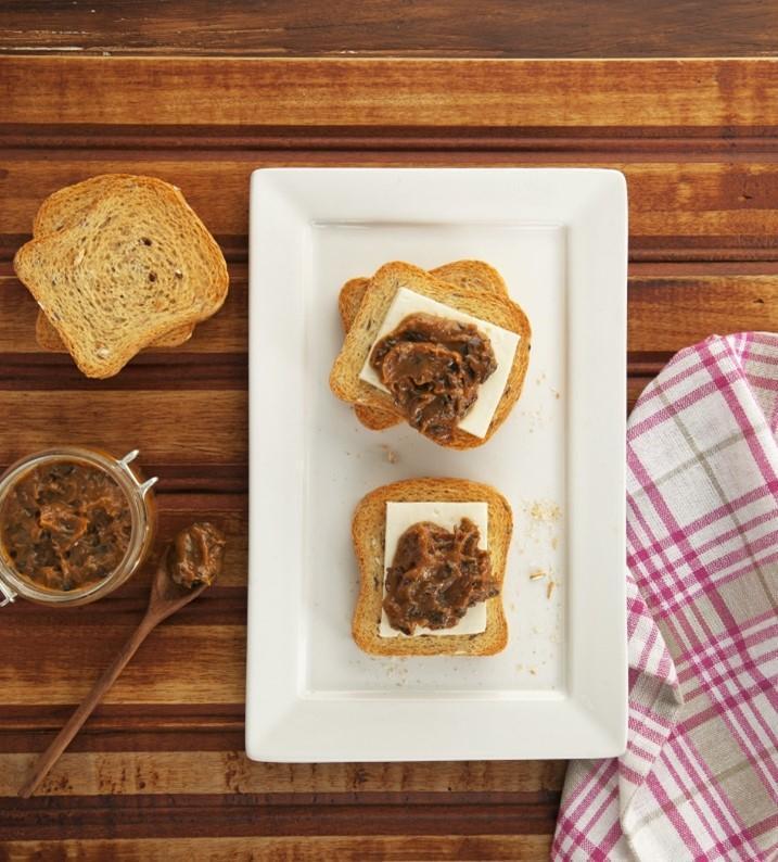 Torrada com doce de leite e ameixa