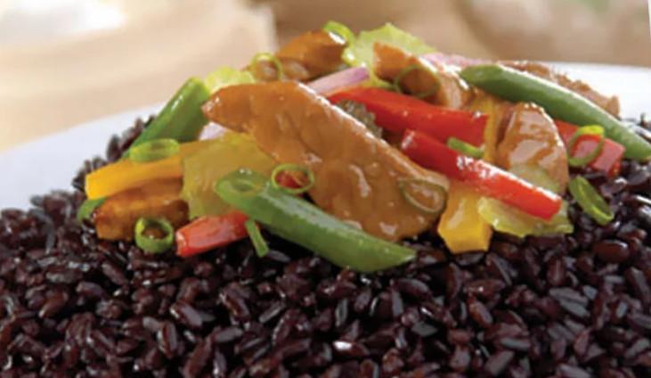 Arroz preto com carne de porco e legumes