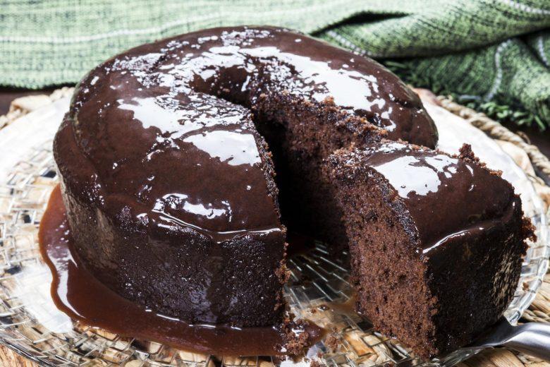 Bolo de chocolate com calda de chocolate