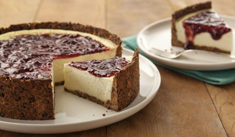 Cheesecake com massa de ameixa e calda de frutas vermelhas