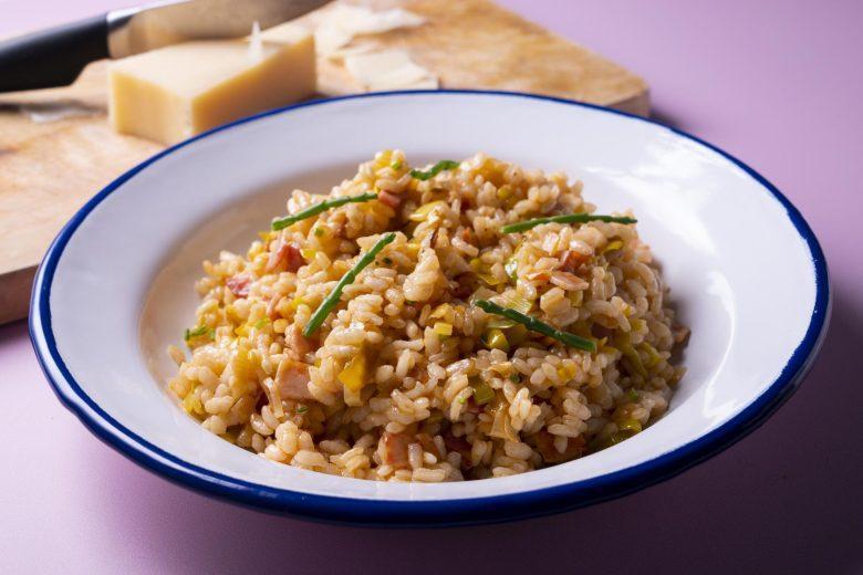 Risoto com alho-poró, salsão, queijo de cabra e bacon