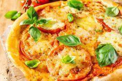 Pizza de mussarela com tomate assado
