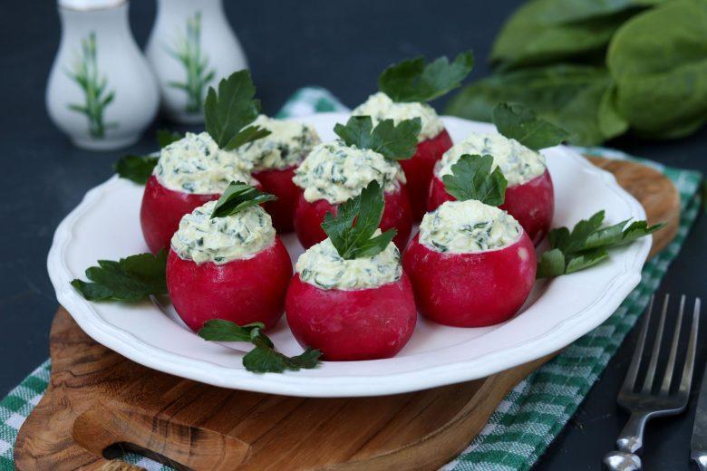 Tomate recheado com ricota e espinafre