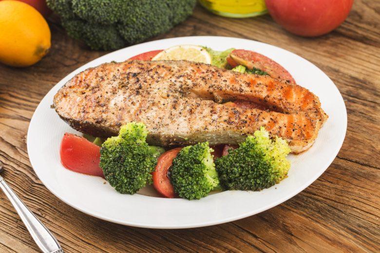 Salmão grelhado com ervas finas