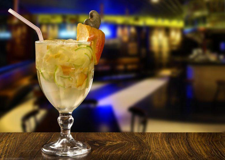 Caipirinha de caju e limão