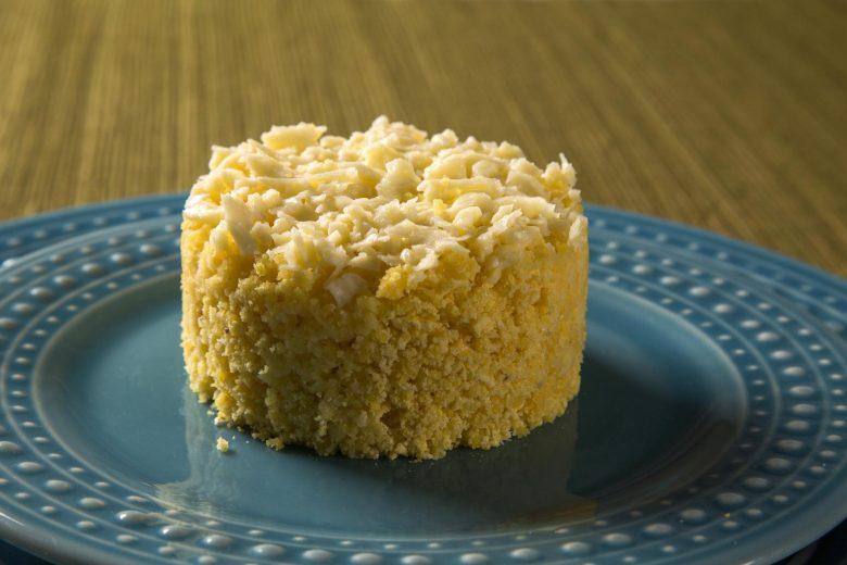 Cuscuz de milho com coco cremoso