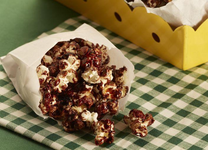 Pipoca caramelada e banhada no chocolate