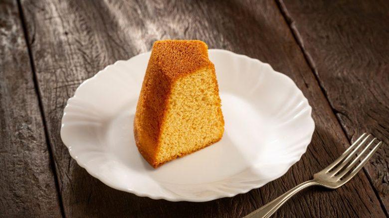 Bolo de fubá cremoso com goiabada