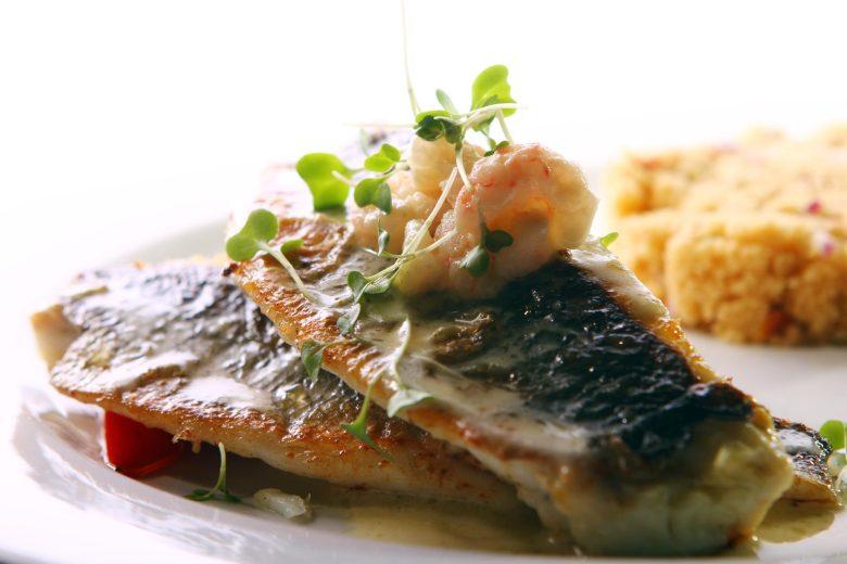 Peixe grelhado com molho de camarão