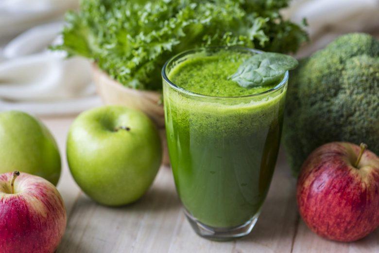 Suco detox para desinchar com couve, ameixa e maçã