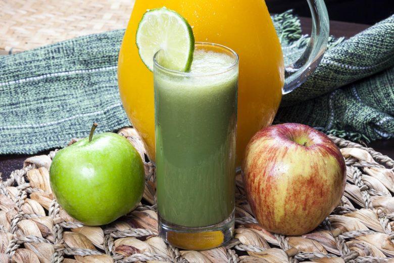Suco detox para desinchar com couve, laranja e maçã