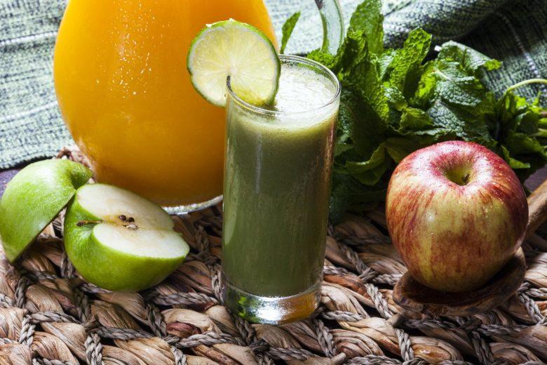 Suco detox para desinchar com couve, maçã e laranja