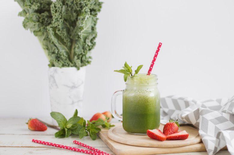 Suco detox para desinchar com morango, abacaxi e couve