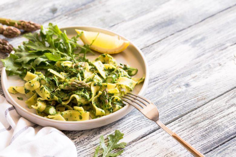 Macarrão com aspargo e molho pesto