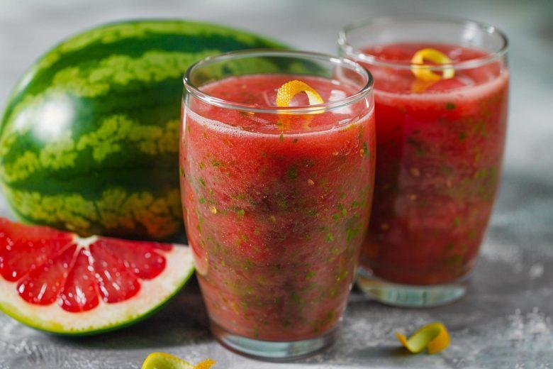 Suco detox para desinchar com laranja, melancia e hortelã
