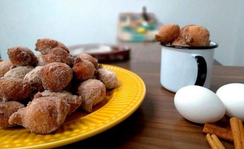 Bolinho de chuva com canela e açúcar
