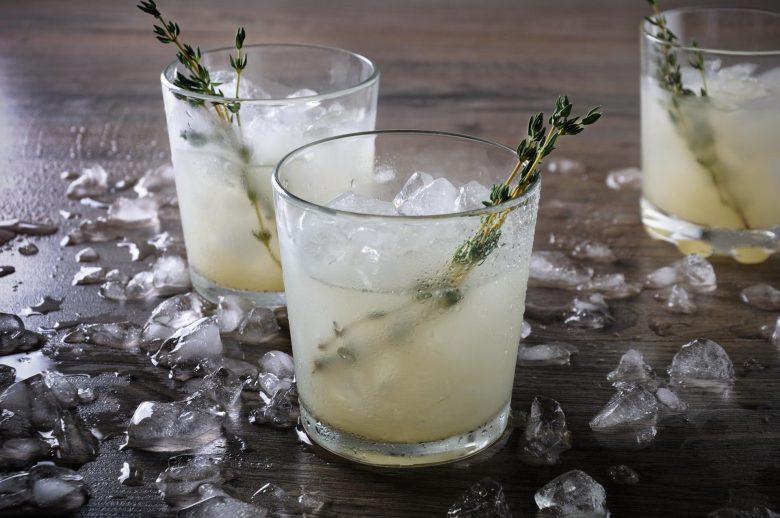 Drink de saquê com limão