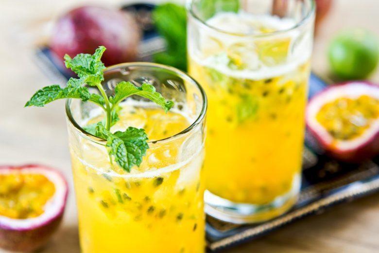 Drink de saquê com maracujá