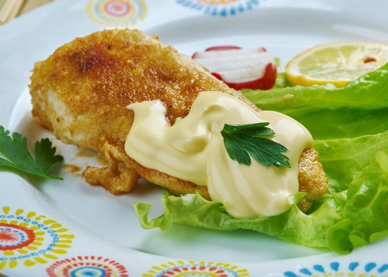 Frango à milanesa com molho de queijo