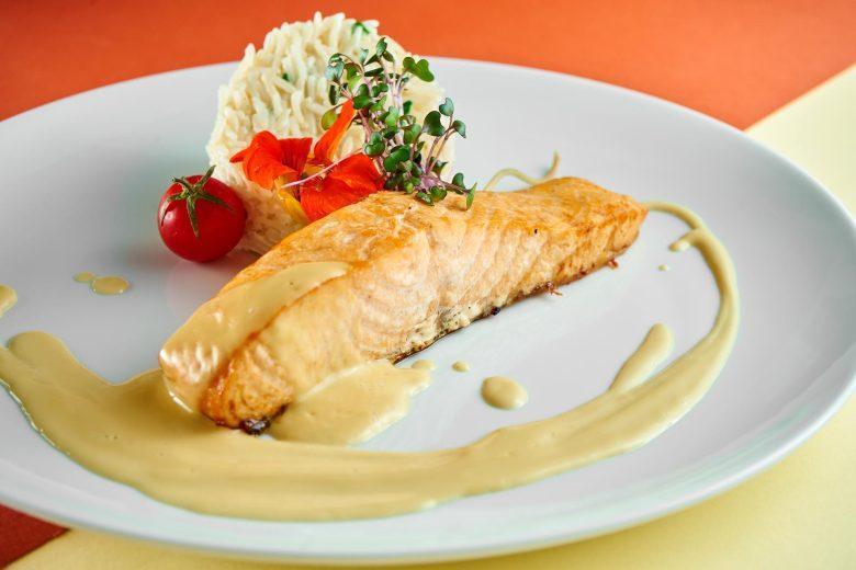 Salmão grelhado com molho de mostarda