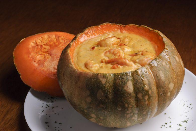 Caldo de camarão na moranga