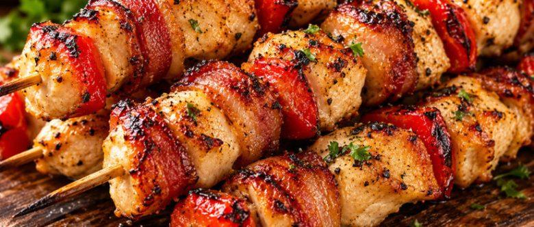 ESPETINHO DE FRANGO COM BACON