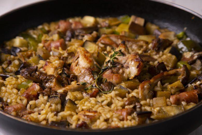 Paella de frango com linguiça e azeitona