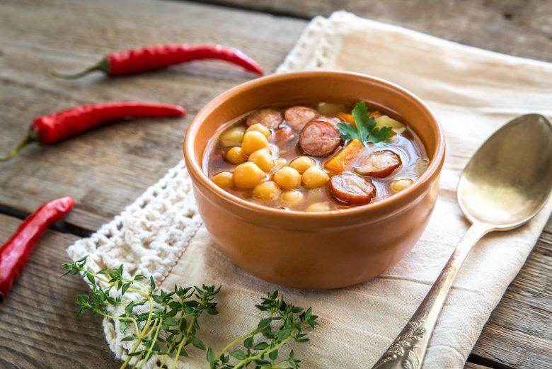 Sopa de grão-de-bico com linguiça