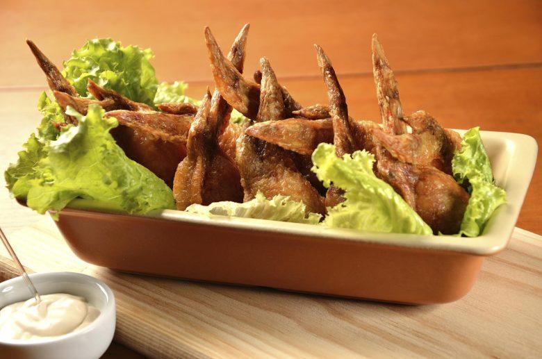 Asinha de frango assada com cebola e suco de laranja