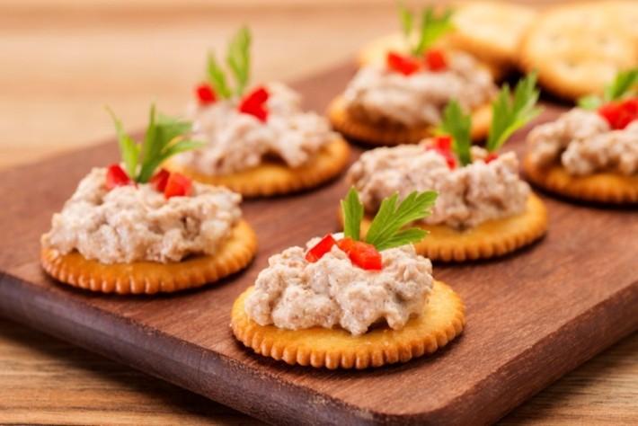 Saltvita com patê de atum