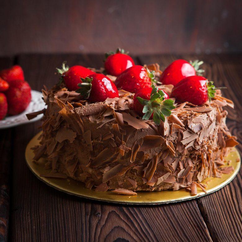 Bolo de chocolate com ganache e morango