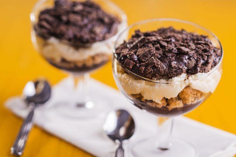 Doces são sempre uma boa pedida para adoçar a semana, não é mesmo? Principalmente nos dias quentes, em que queremos nos refrescar. Pensando nisso, a Vitarella, marca da M. Dias Branco, sugere Cookies Gelados, receita preparada com os saborosos Cookies Vitarella, que trazem frescor a cada colherada