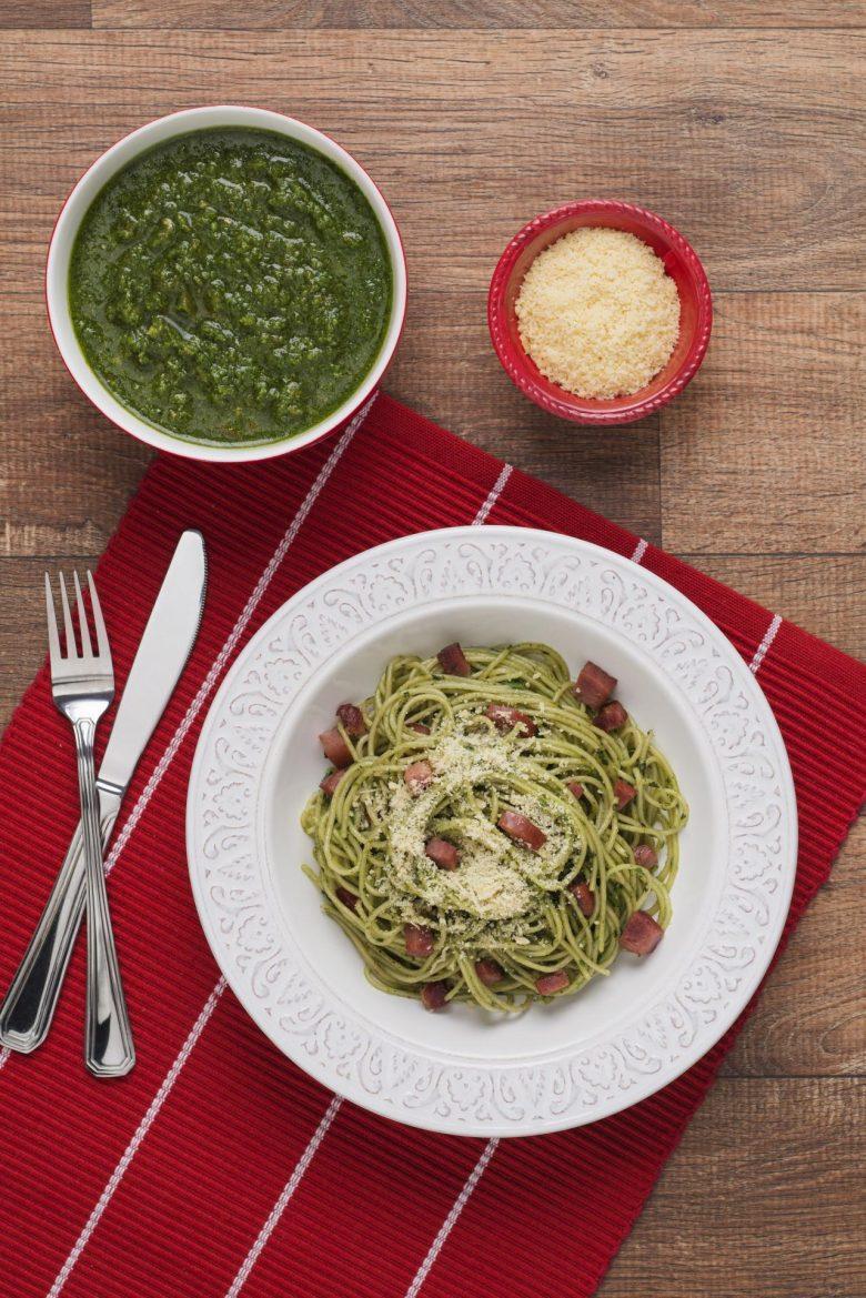Espaguete com calabresa, pesto de coentro e bacon