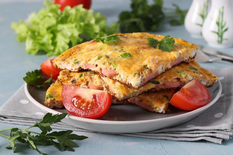 Omelete assada com salsicha e legumes