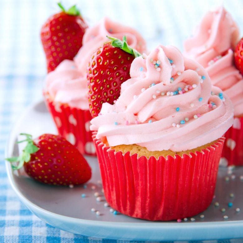 Cupcake de morango e brigadeiro branco