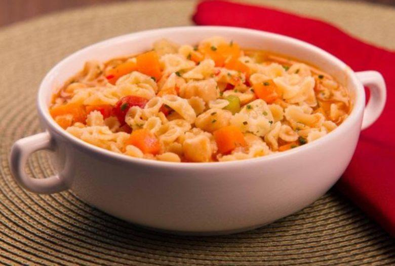 Sopa de farfalline com grão de bico