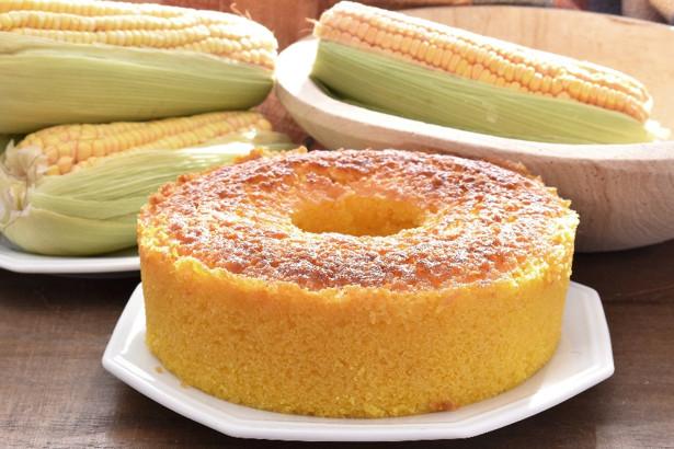 Bolo de fubá cremoso com queijo