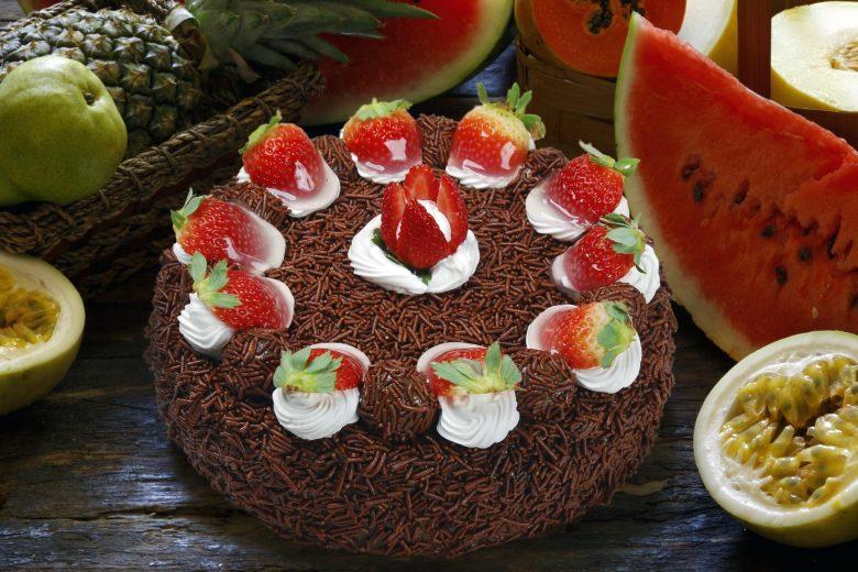Bolo brigadeiro de morango