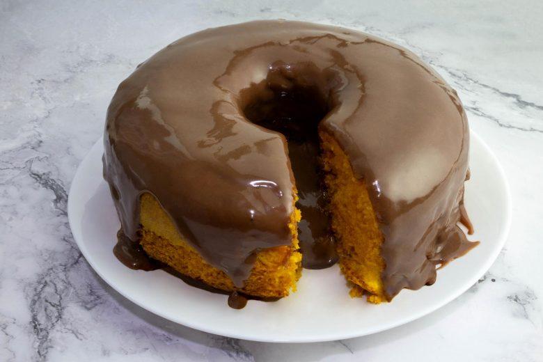 Bolo de cenoura recheado com brigadeiro
