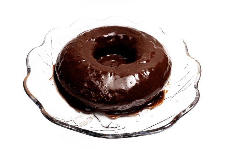 Bolo gelado de cenoura com cobertura de chocolate