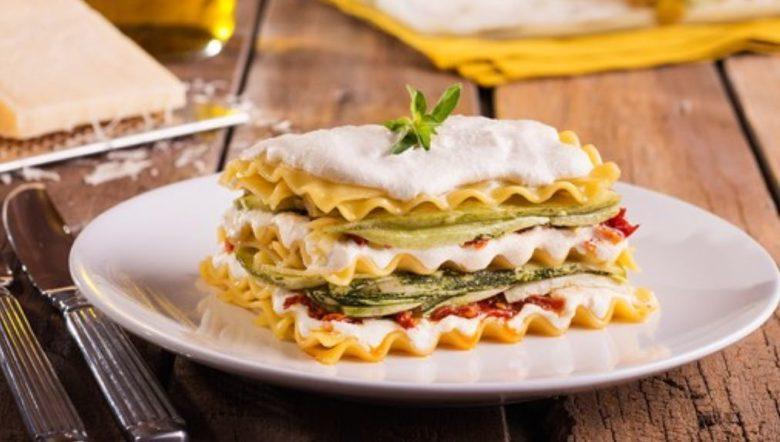 Lasanha de abobrinha com pasta de queijo e tomate seco