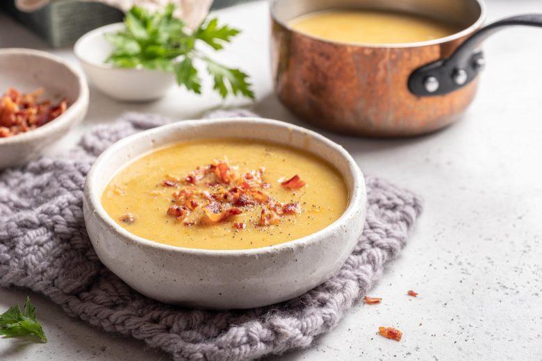 Sopa cremosa de lentilha com bacon