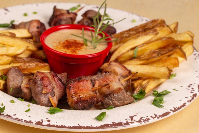 Espetinho de medalhão com bacon