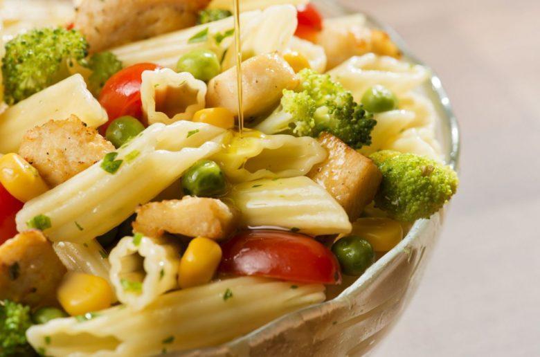 Penne speciale com legumes e frango